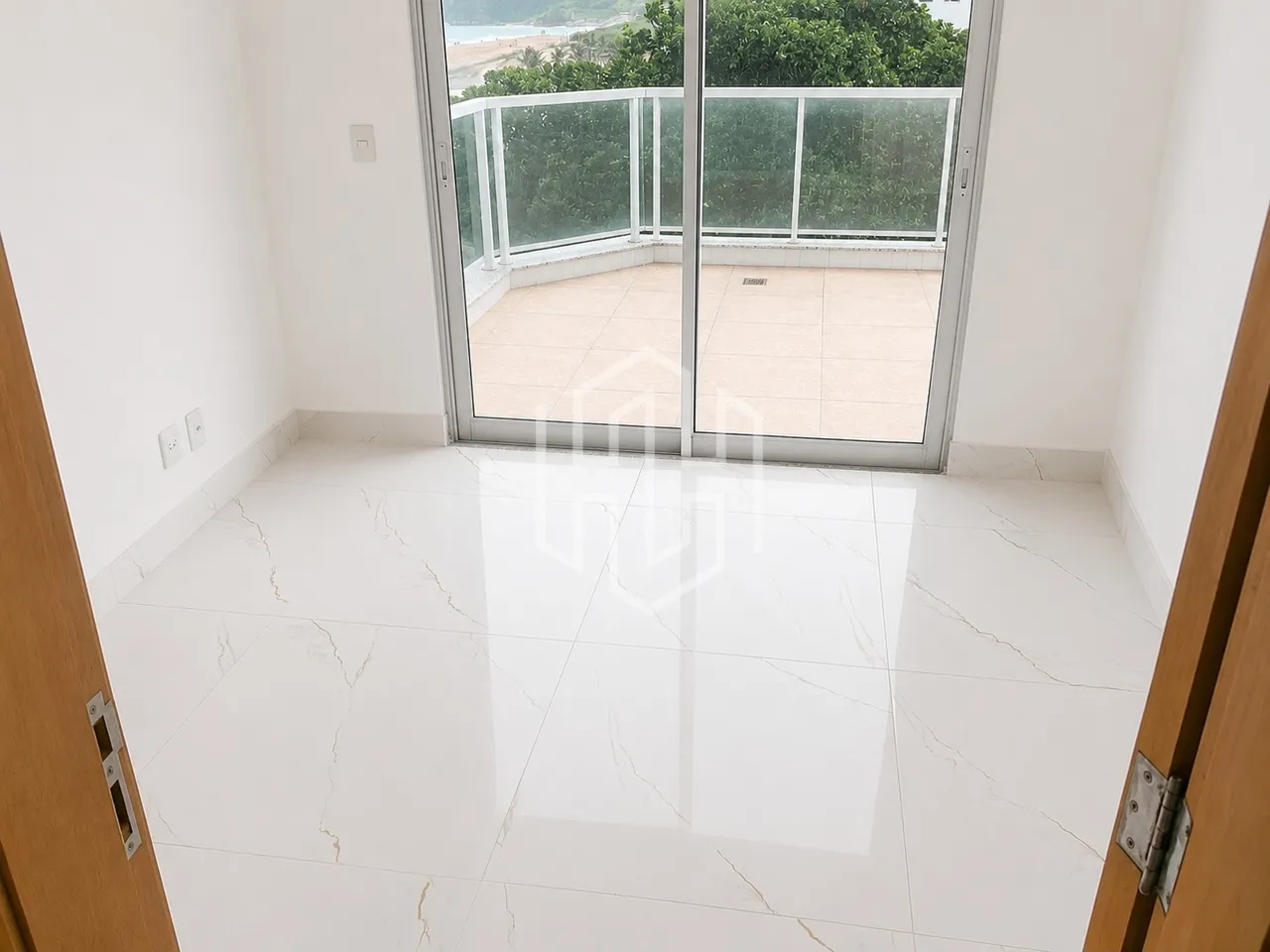 Penthouse with 3 suites and water-facing windows — photo 4
