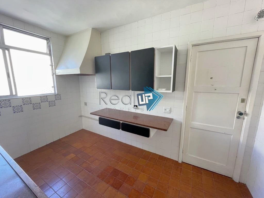 2-bedroom apartment with a glazed balcony — photo 28