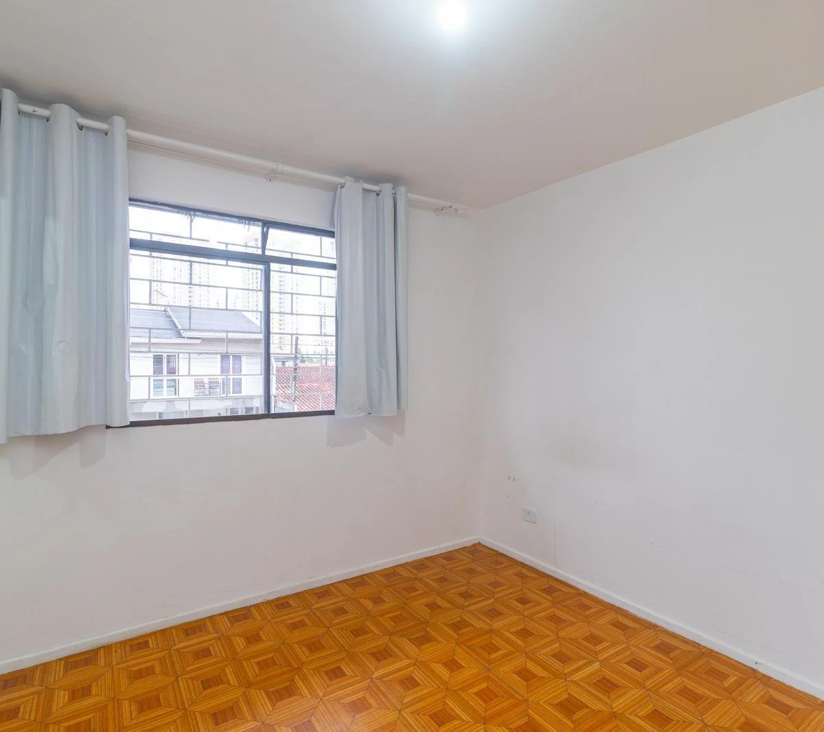 3-bedroom house with wood or laminate floors — photo 4