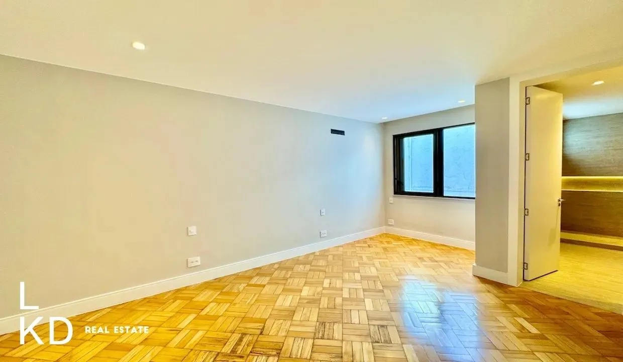 Linear penthouse 460 m² with floor-to-ceiling windows — photo 7