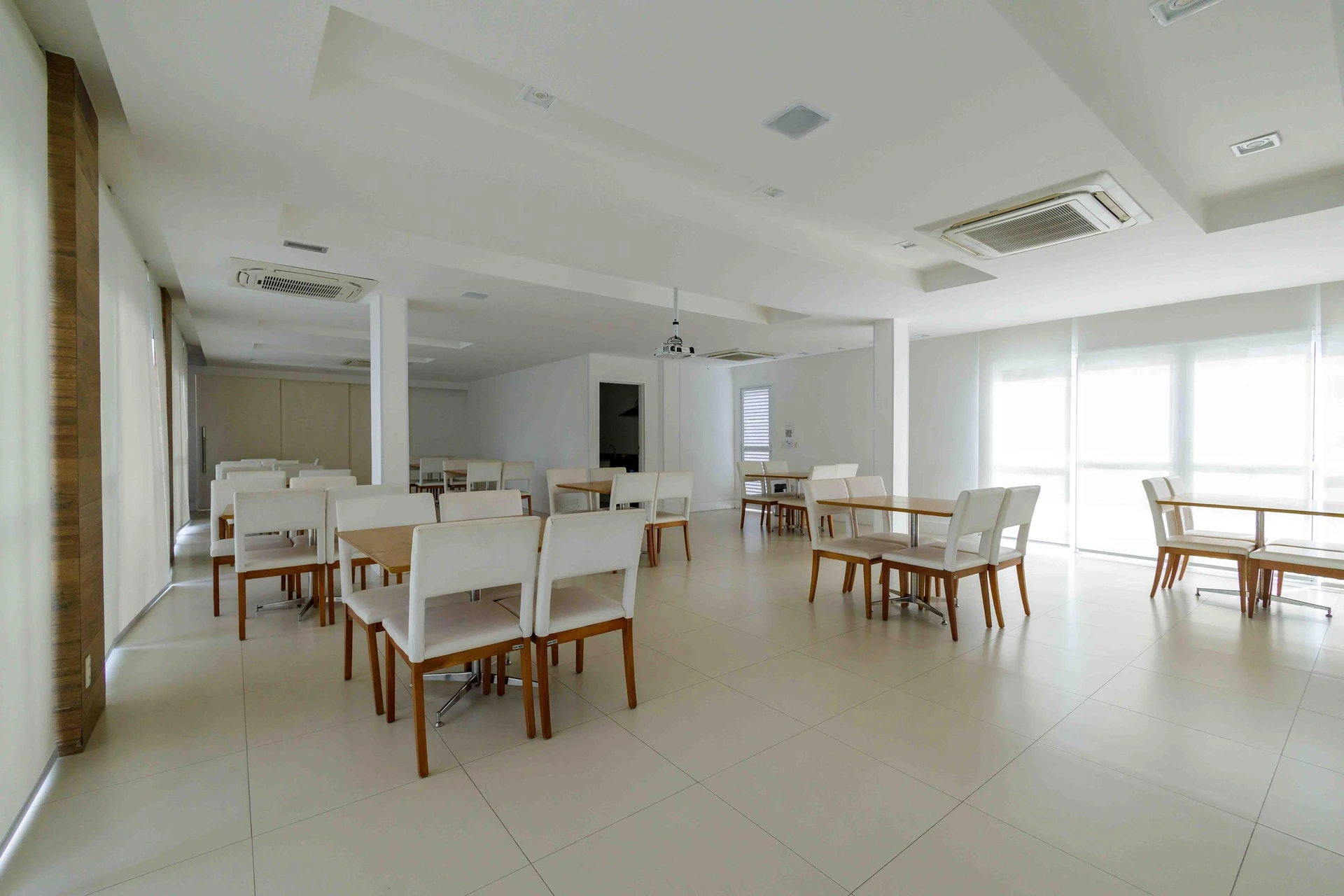 Unfurnished apartment with 2 bedrooms and 2 bathrooms — photo 11