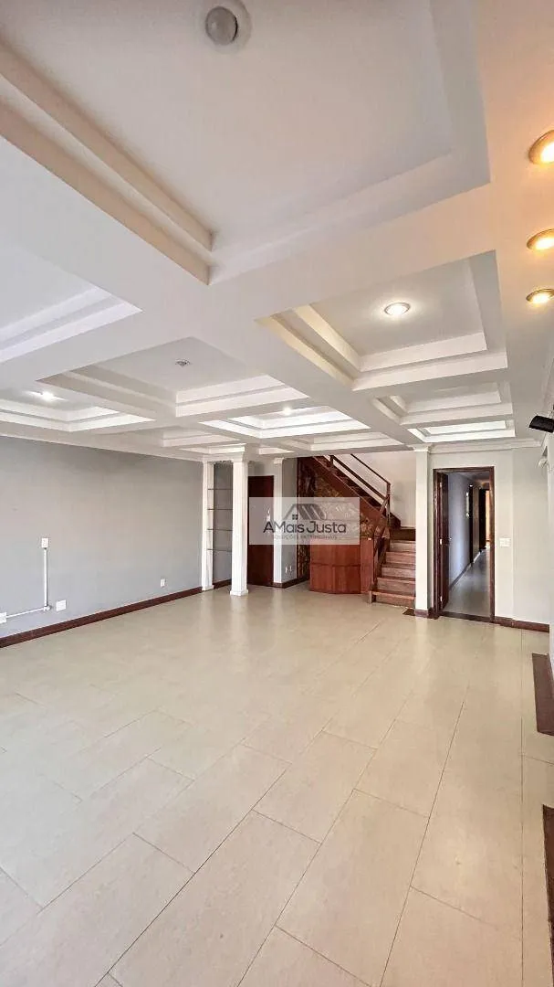 4-bedroom apartment in a building with a pool — photo 52