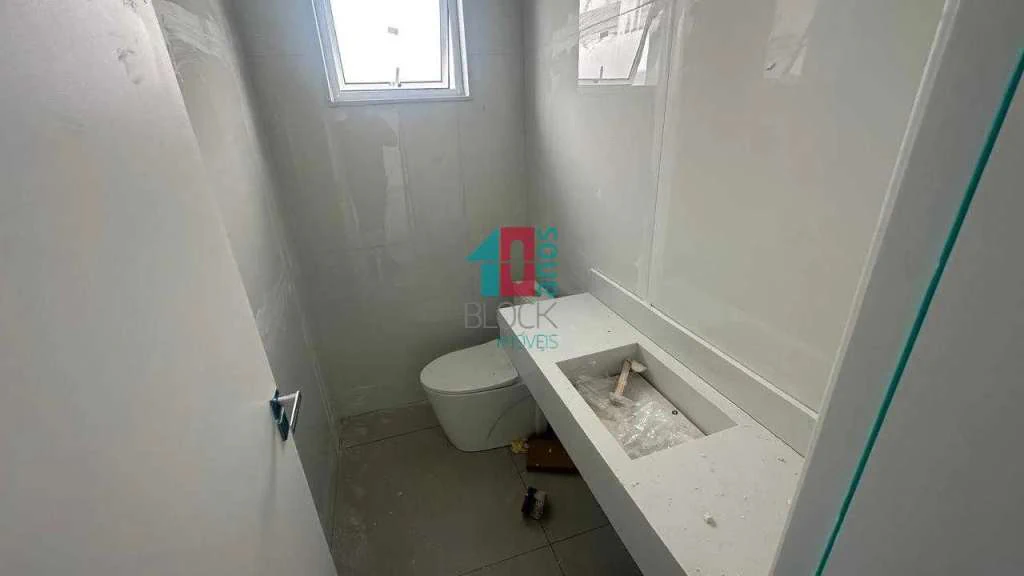 Casa com 5 suítes, 8 banheiros e 3 vagas para reformar — photo 16