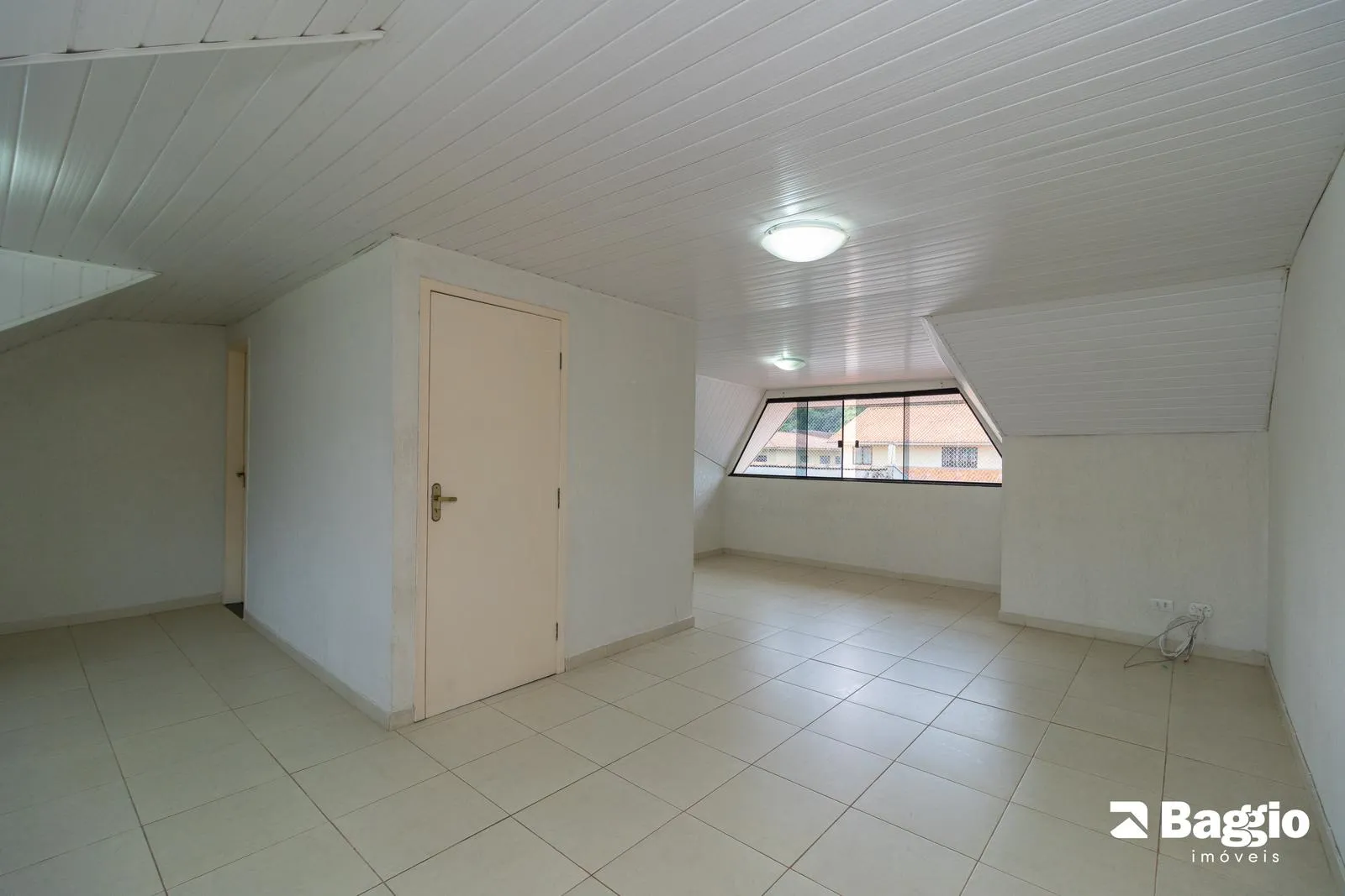 Balcony with a grill in a 3-bedroom house, 118 m² — photo 59