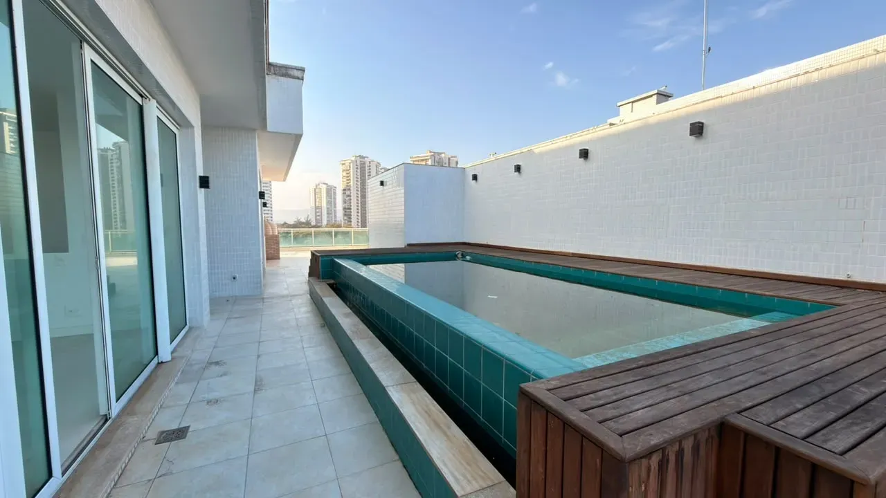 575 m² apartment with 5 en-suite bedrooms and glass balcony — photo 48