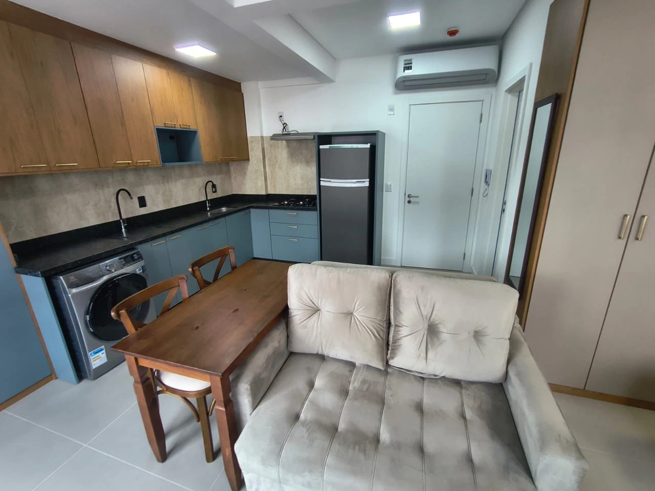 Furnished apartment, 32 m², with floor-to-ceiling windows