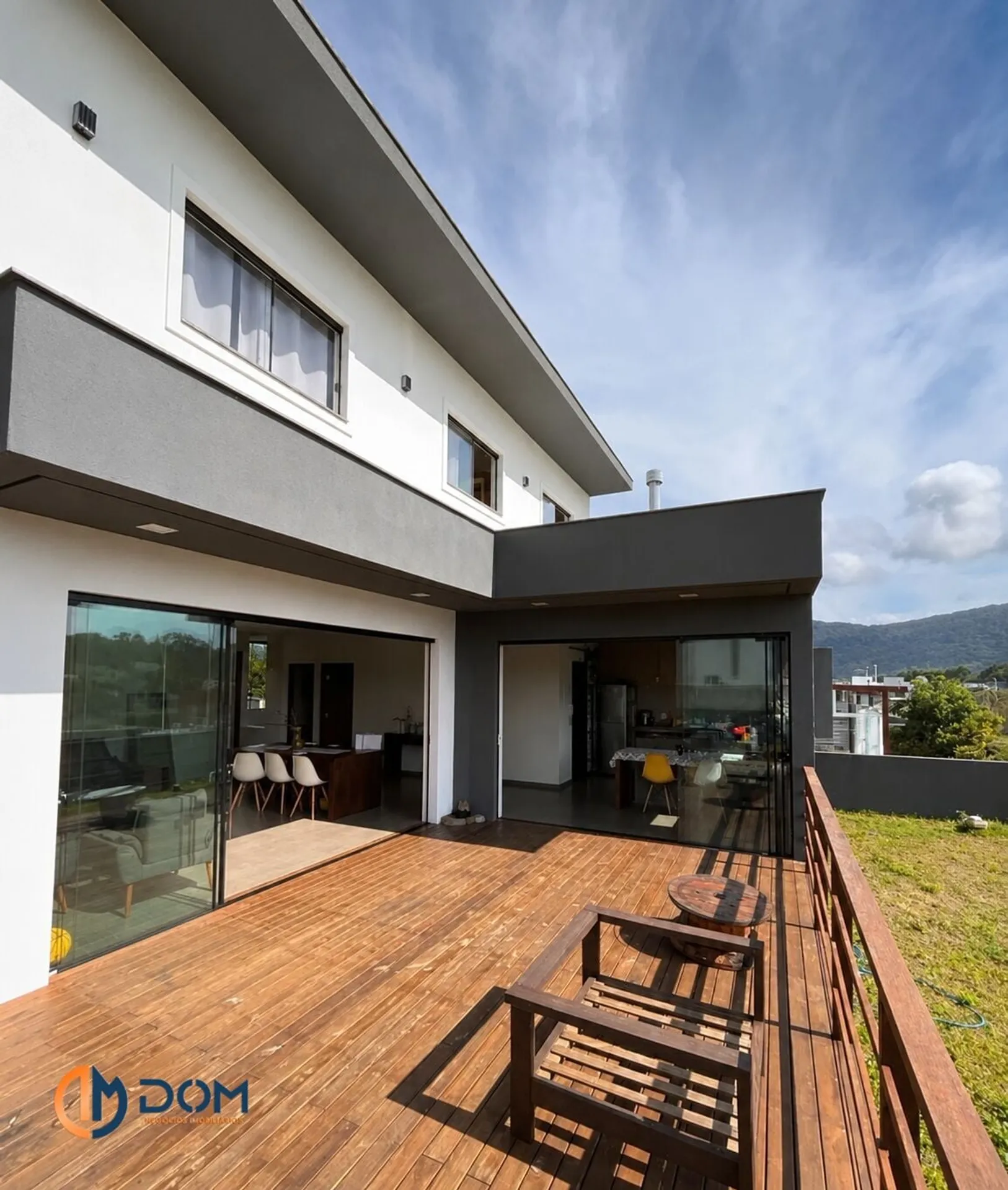 Furnished house with 5 bedrooms and open-plan kitchen