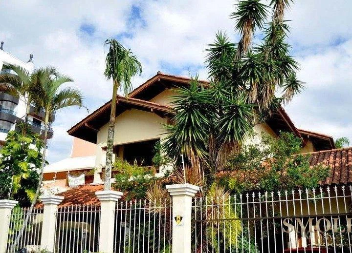 Casa com 5 dormitórios e 4 banheiros, 432 m²