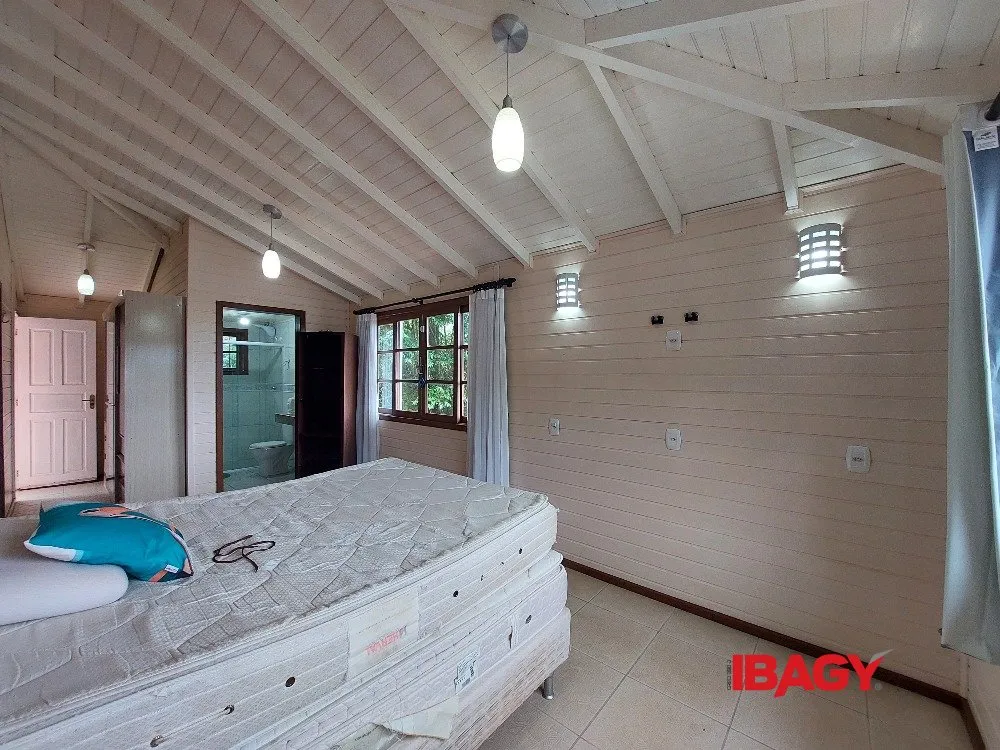 2-bedroom house with a mountain view in Florianópolis — photo 3