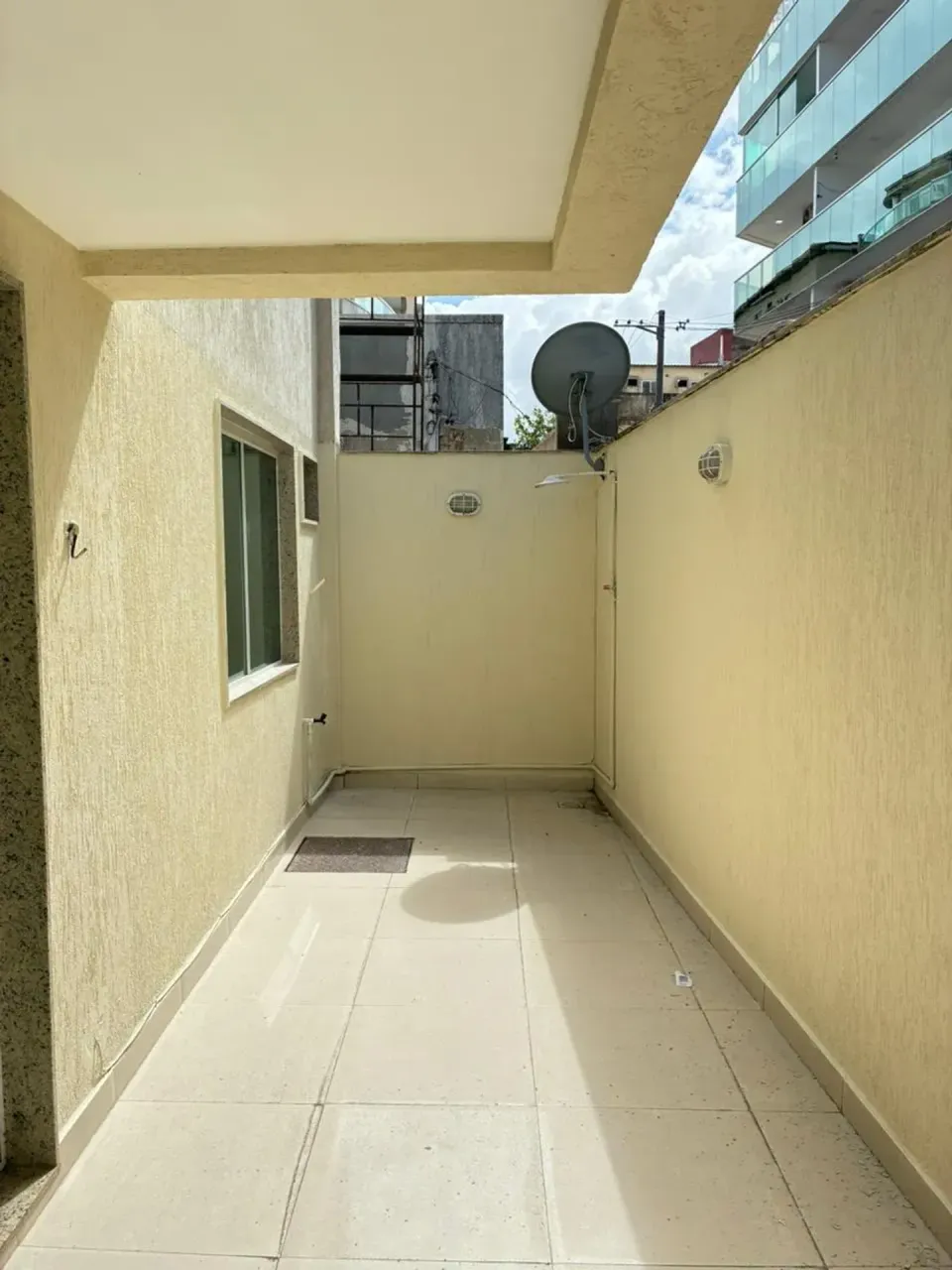 1-bedroom apartment with open-plan kitchen and balcony — photo 5