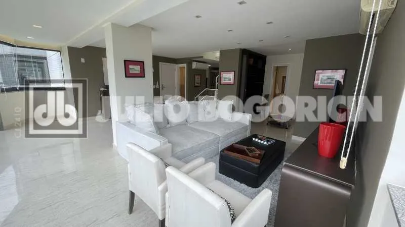 Departamento en piso 8 con ventanales de piso a techo