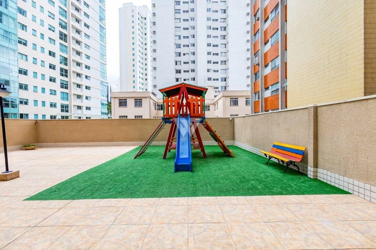 Apartment with wood floors, 4 bedrooms and glass balcony — photo 40