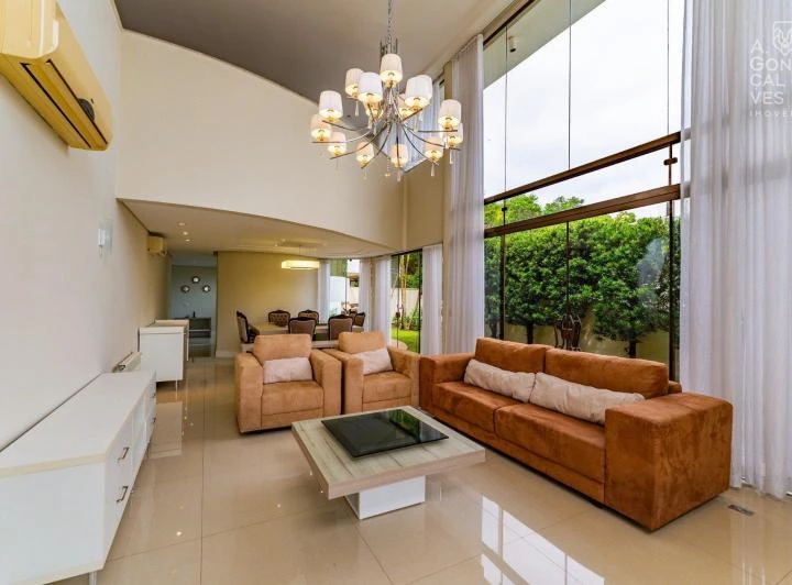 House with 654 m² and 4 bedrooms plus 6 parking spots