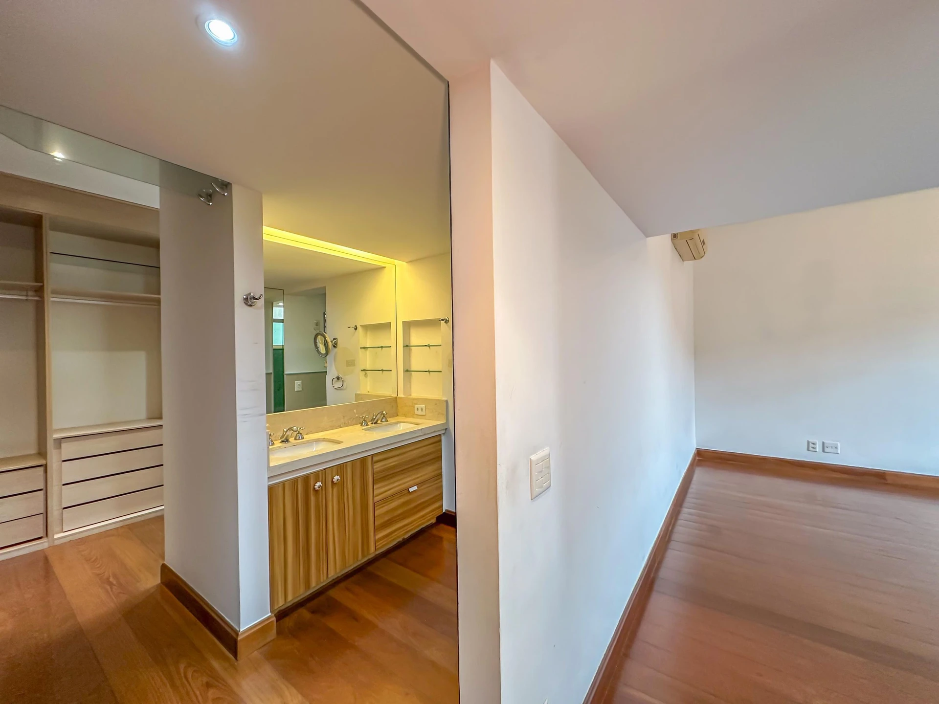 Apartment, 275 m², with a glass-enclosed balcony — photo 80
