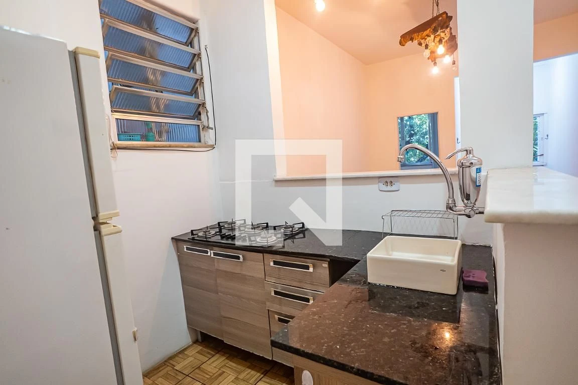 One-bedroom apartment with wood or laminate floors — photo 3