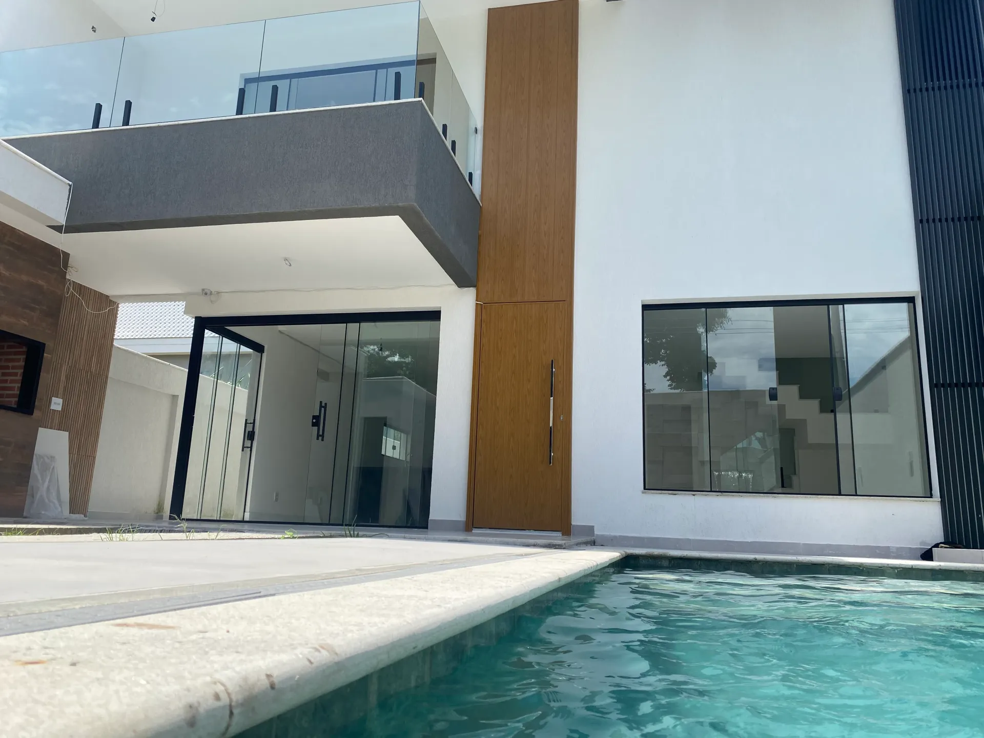 4-bedroom house with floor-to-ceiling windows — photo 3