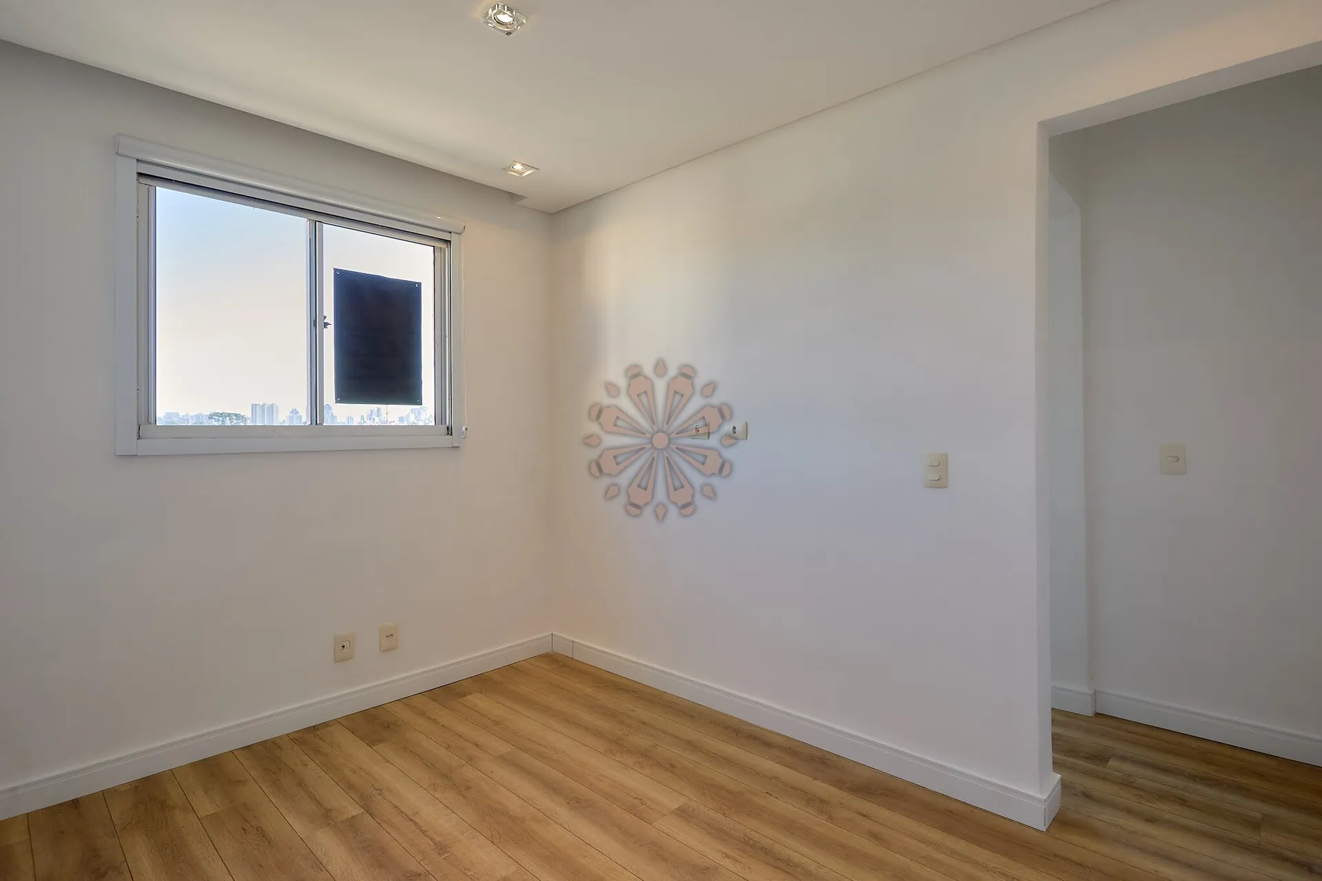 Furnished apartment, 68 m², with a glass-enclosed balcony — photo 34