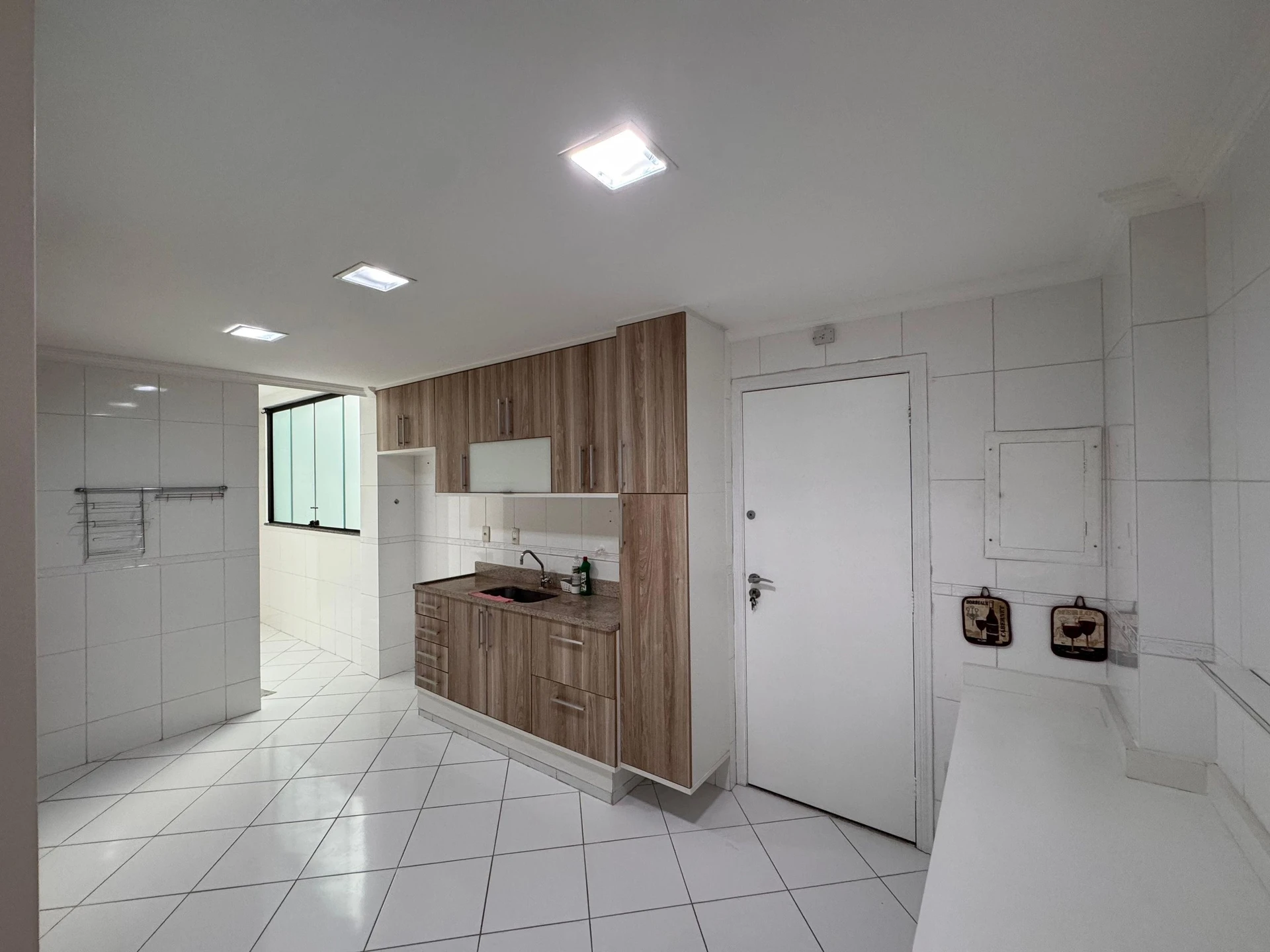 Unfurnished 3-bedroom apartment with a glassed balcony — photo 32