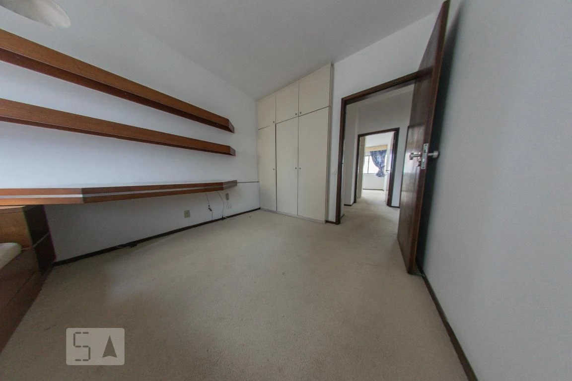4-bedroom apartment with a walk-in closet — photo 4