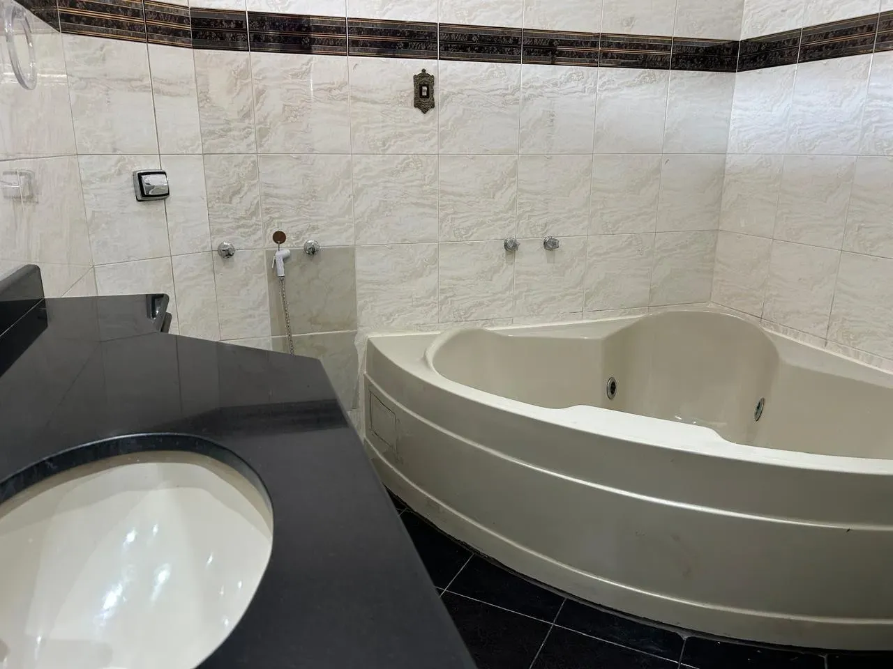 Unfurnished apartment with 3 bedrooms and 5 bathrooms — photo 11