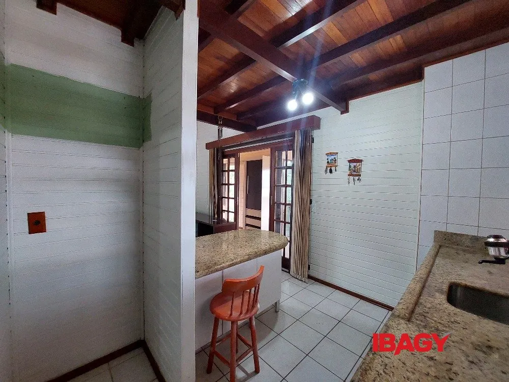 2-bedroom house with a mountain view in Florianópolis — photo 2