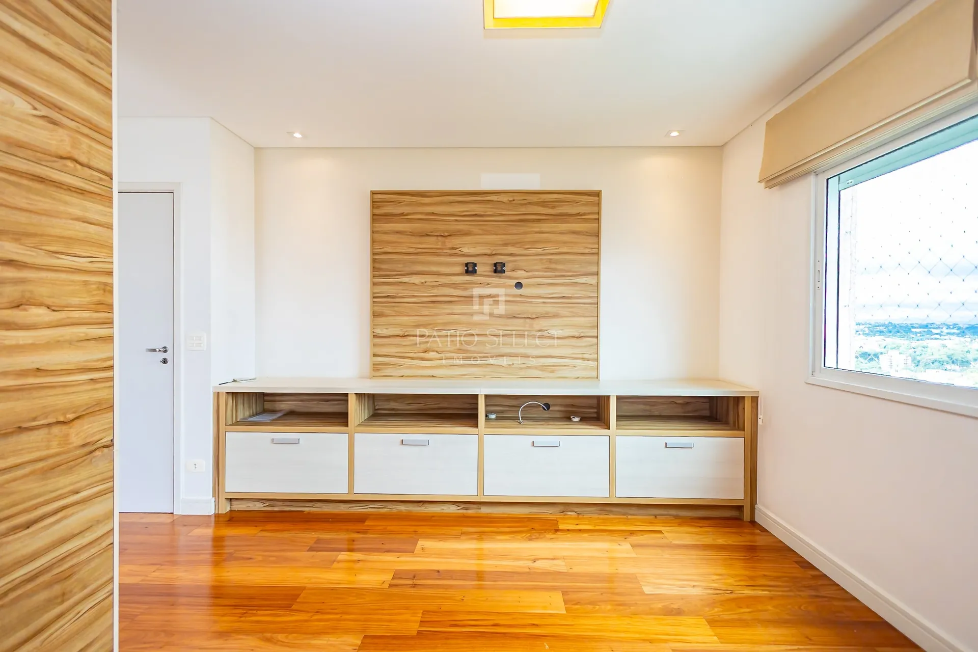 4-bedroom apartment with a fireplace — photo 29
