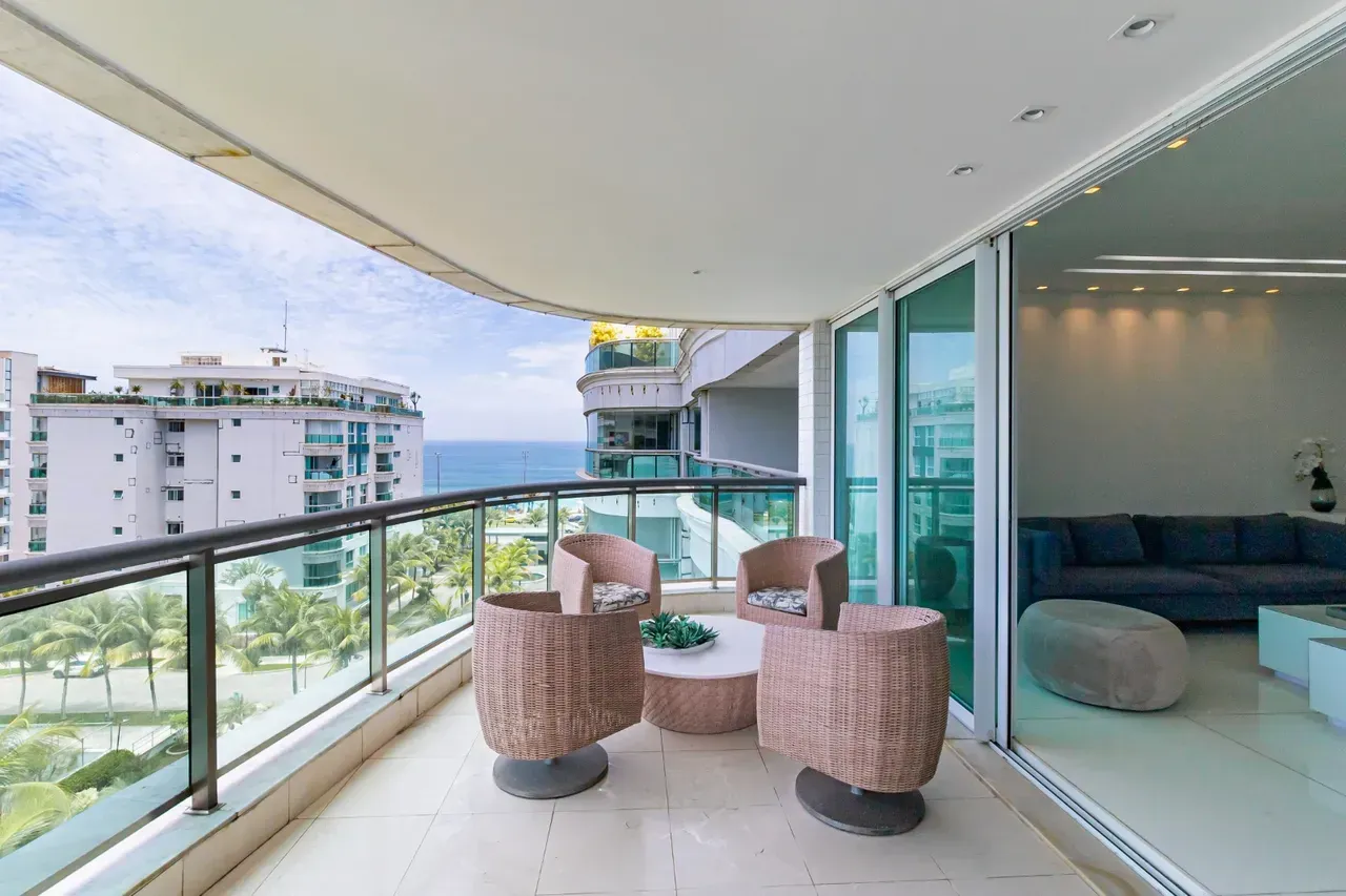 Apartment with 4 bedrooms, 5 bathrooms and balcony — photo 4