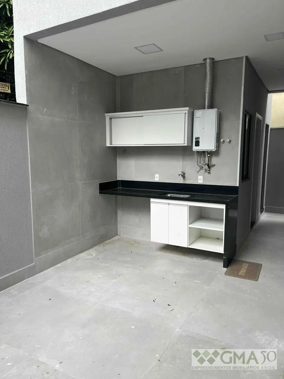 Unfurnished house with open-plan kitchen and 3 parking spots — photo 10