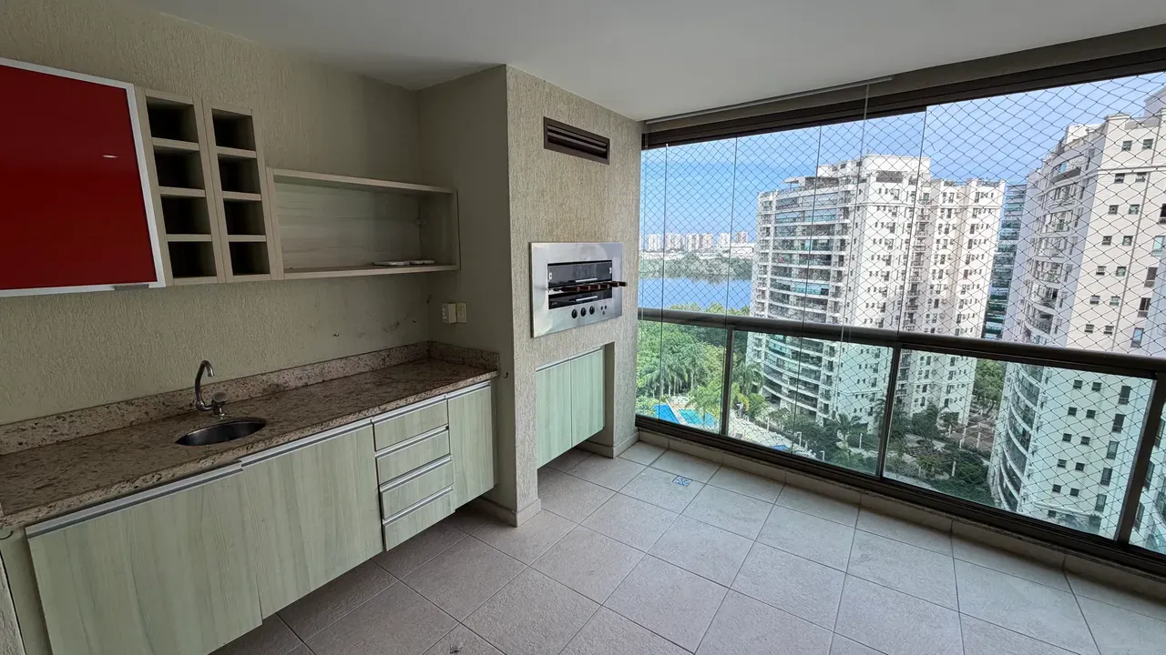 157 m² apartment with 4 bedrooms, 3 baths, balcony — photo 8