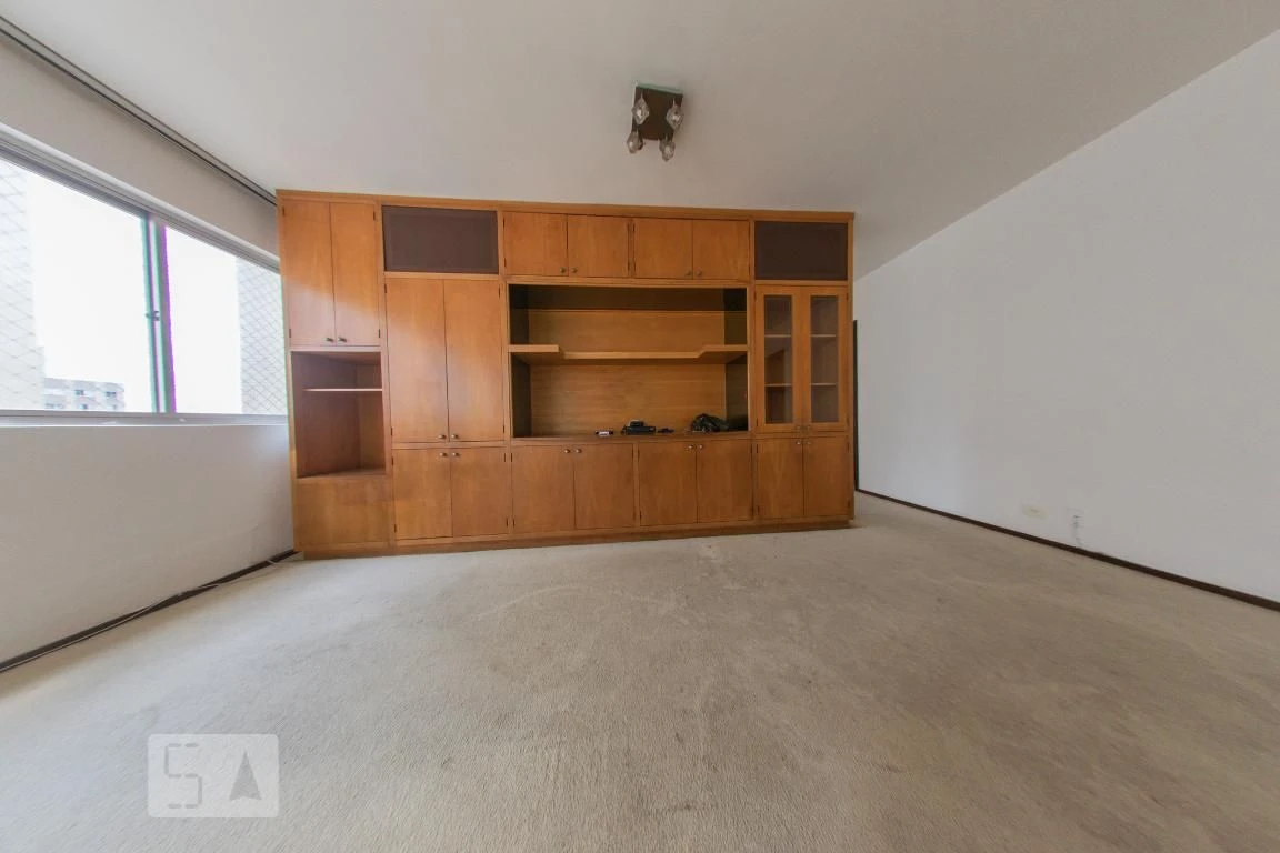 4-bedroom apartment with a walk-in closet — photo 27