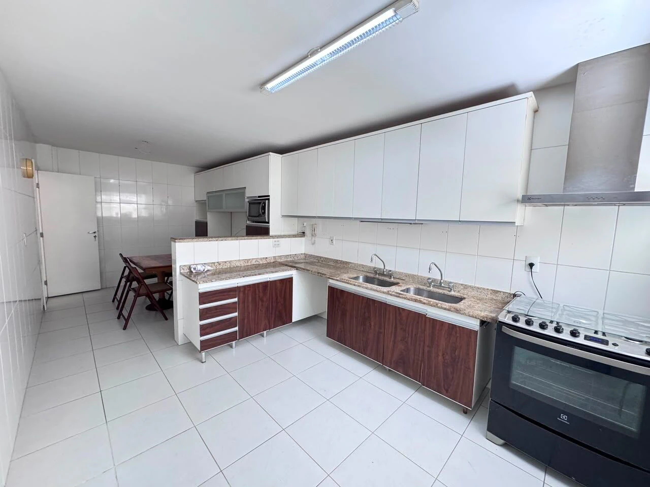 Rental house with 6 bedrooms and 246 m² — photo 5