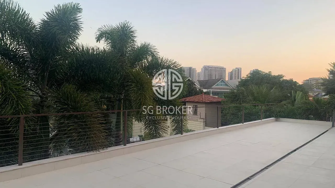 Furnished house, 800 m², with floor-to-ceiling windows — photo 31
