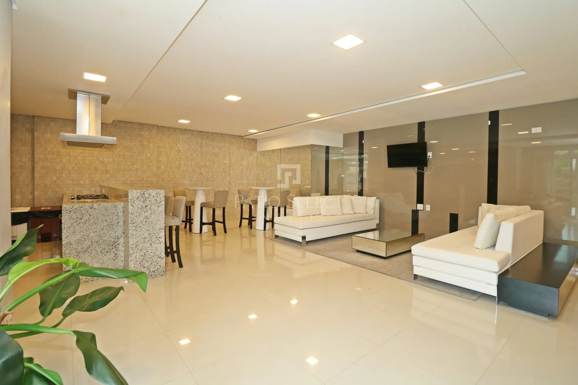 Apartment on the 8th floor with a glass-enclosed balcony — photo 3