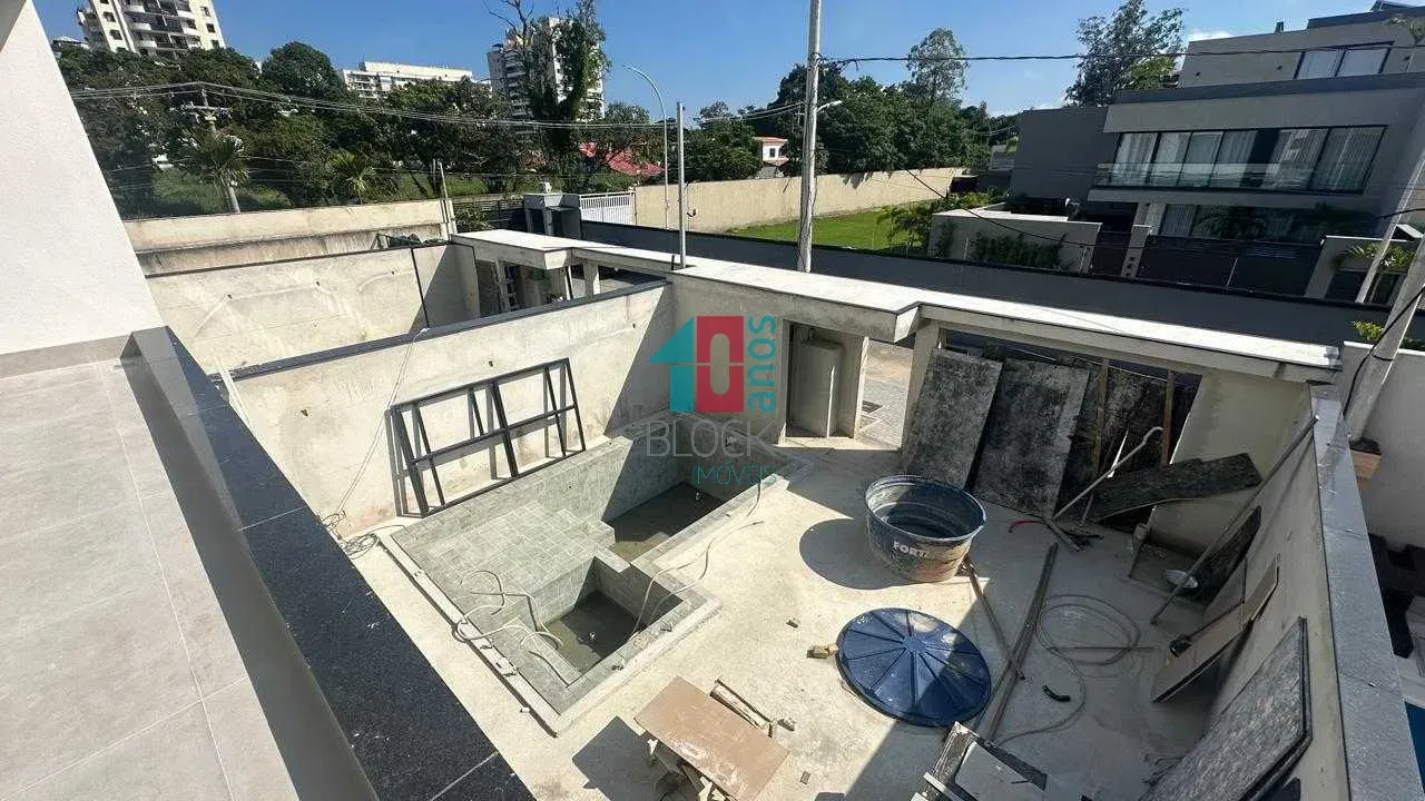 Casa com 5 suítes, 8 banheiros e 3 vagas para reformar — photo 34
