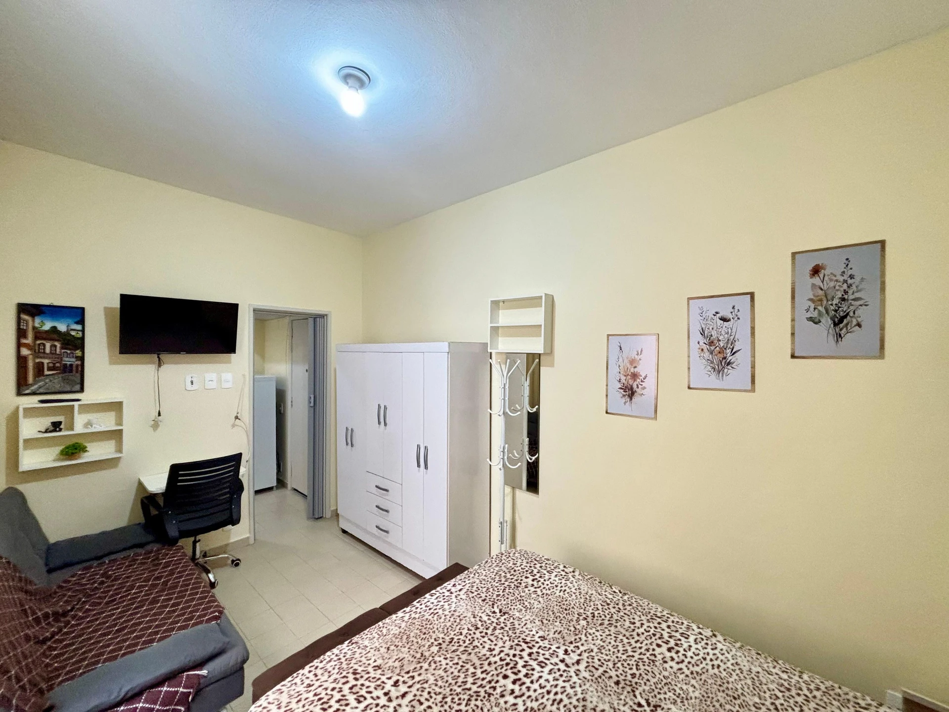 Furnished studio with 1 bedroom and a glass shower — photo 4