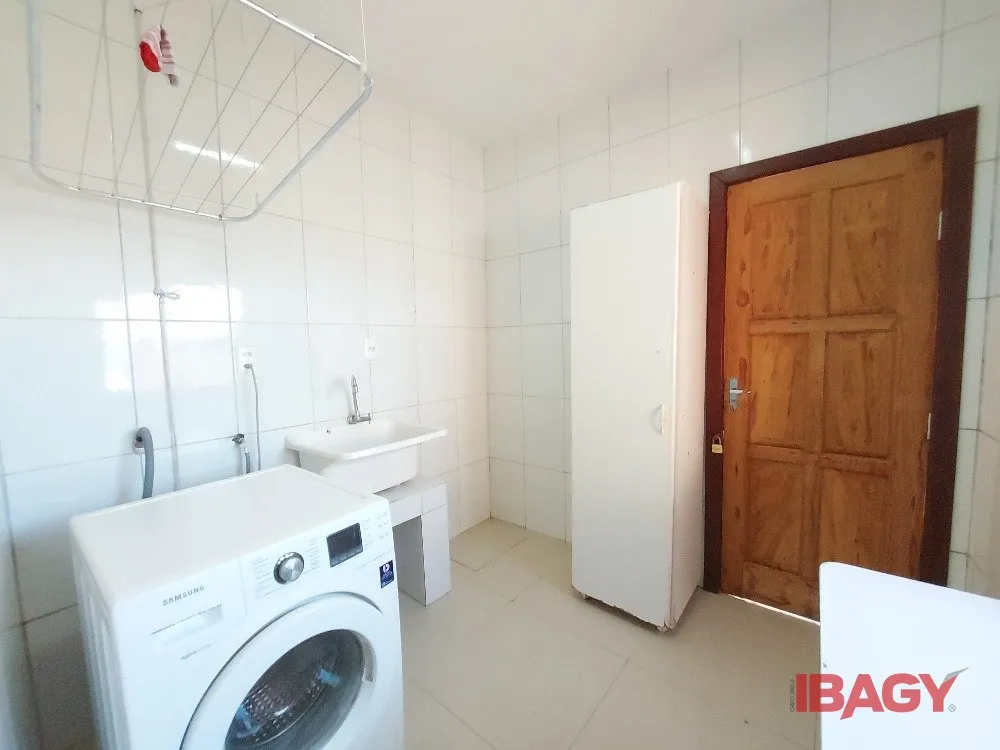 3-bedroom house with a washing machine in Florianópolis — photo 17