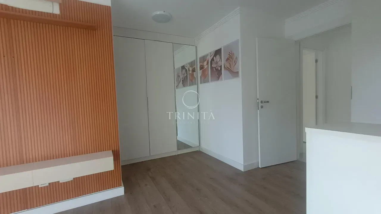 2-suite apartment with enclosed balcony and open-plan kitchen — photo 13
