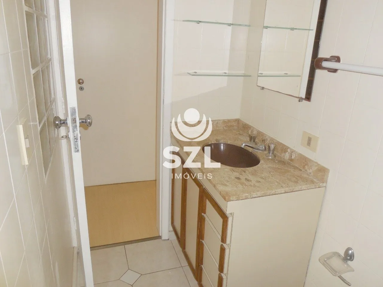 Walk-in closet in a 2-bedroom apartment, 87 m² — photo 19
