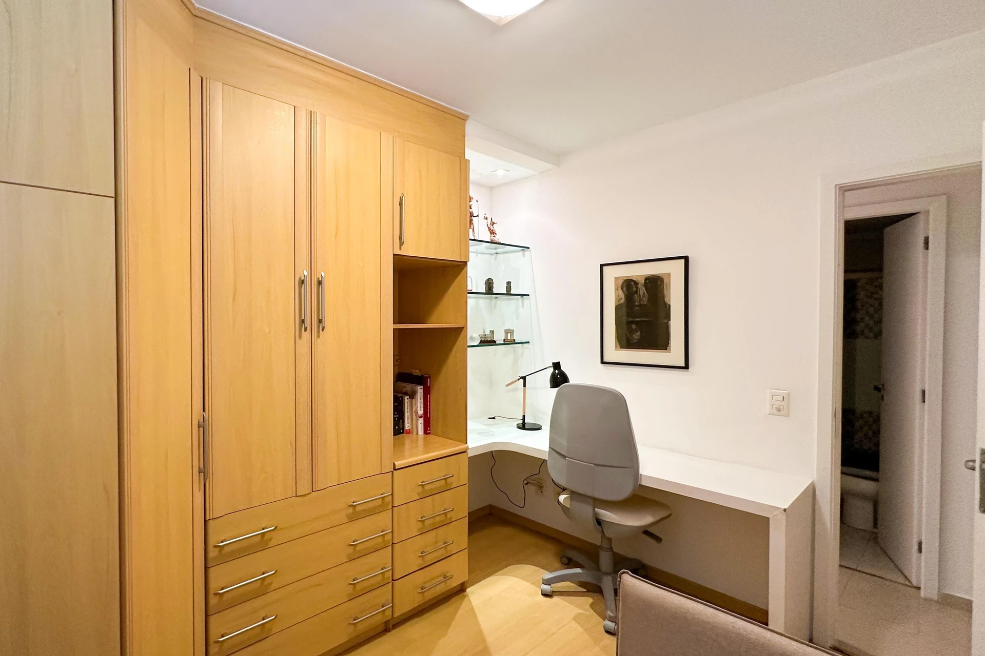 Furnished apartment with 2 bedrooms and built-in wardrobes — photo 13