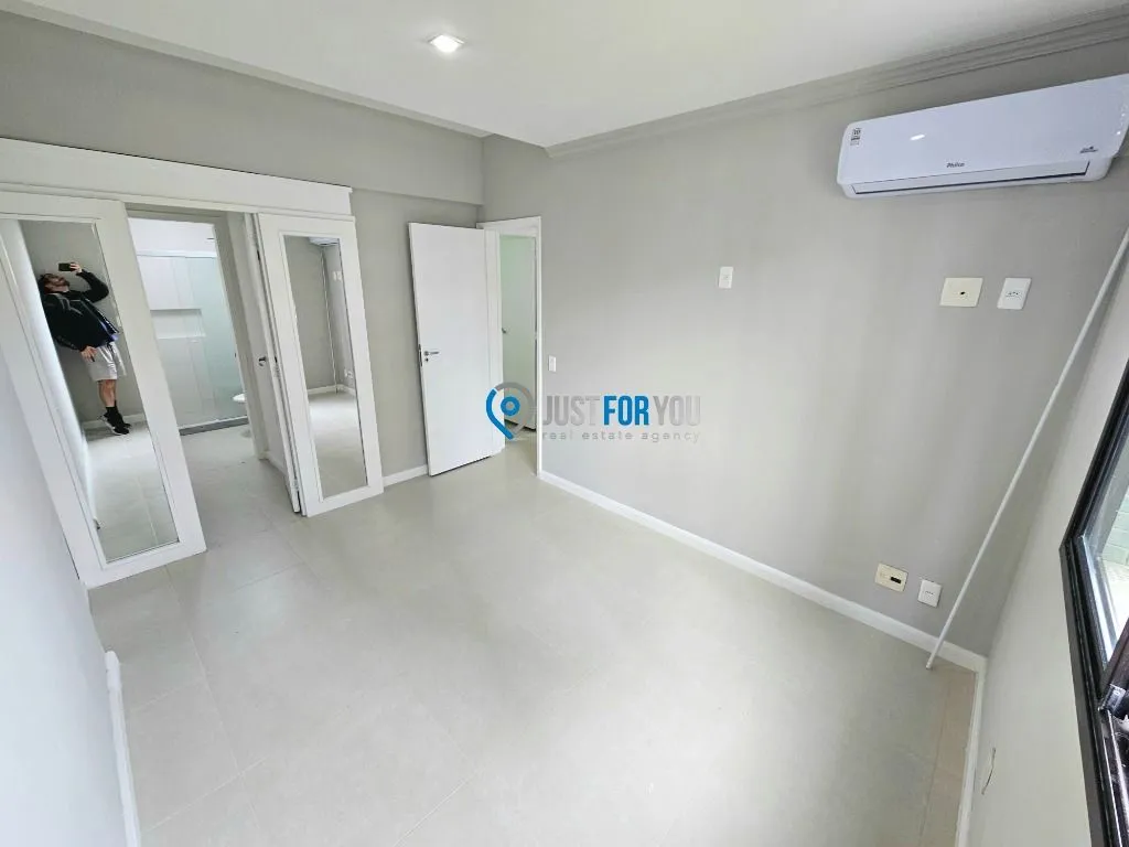 Walk-in closet in a 3-bedroom apartment, 128 m² — photo 3