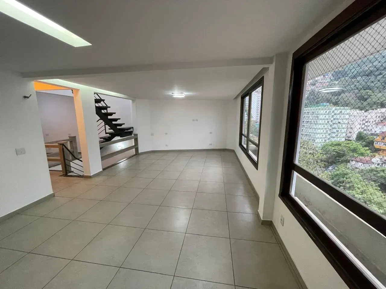 Casa triplex com 4 quartos, 2 banheiros e vaga — photo 3