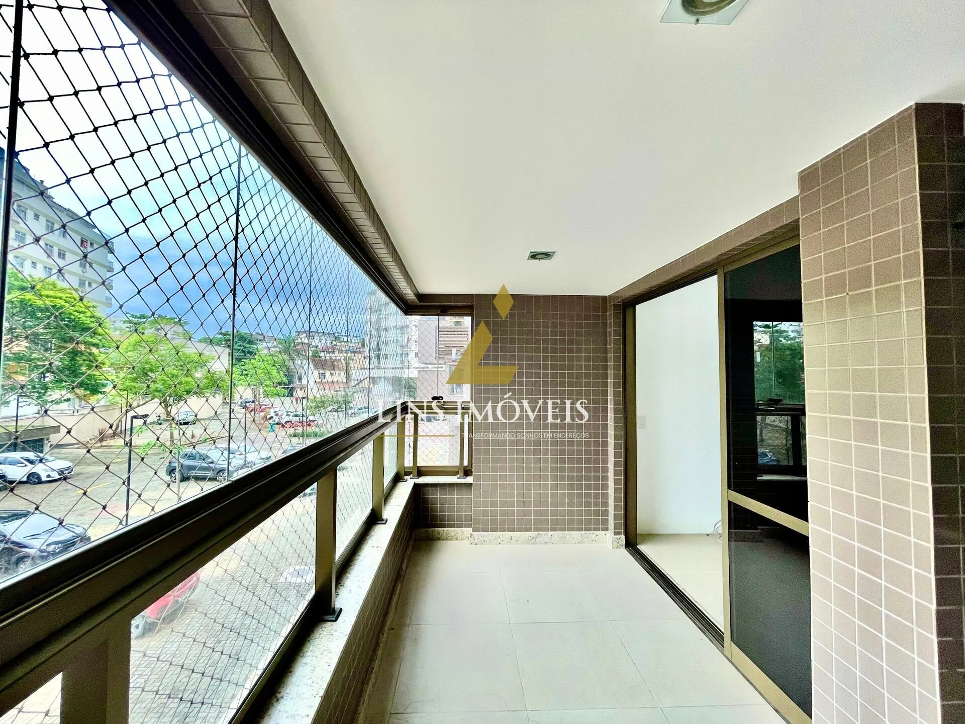 Glass-enclosed balcony in a 2-bedroom apartment, 60 m² — photo 26