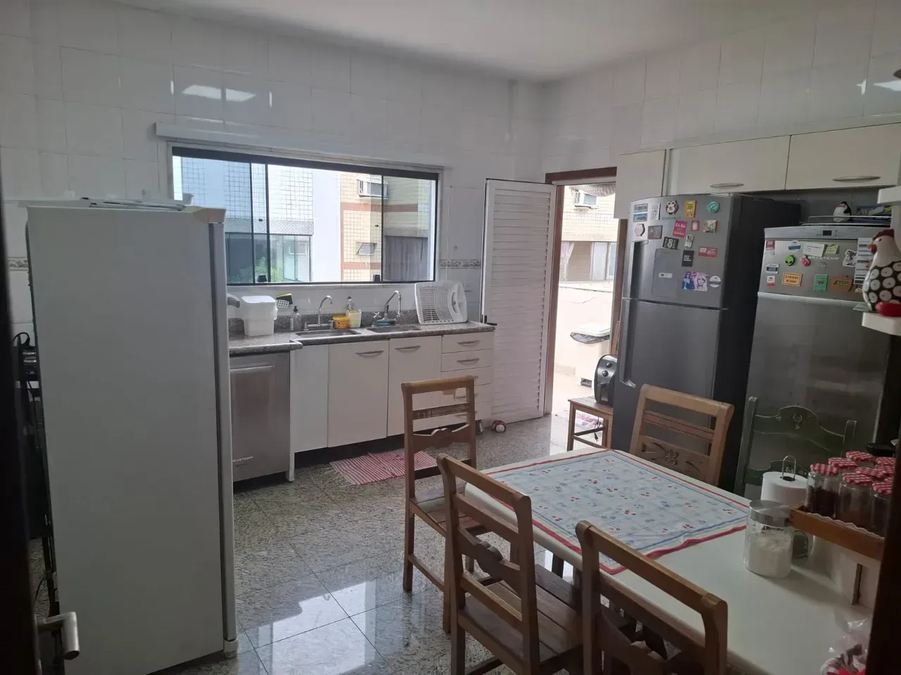 Furnished apartment with 3 bedrooms and 380 m² — photo 2