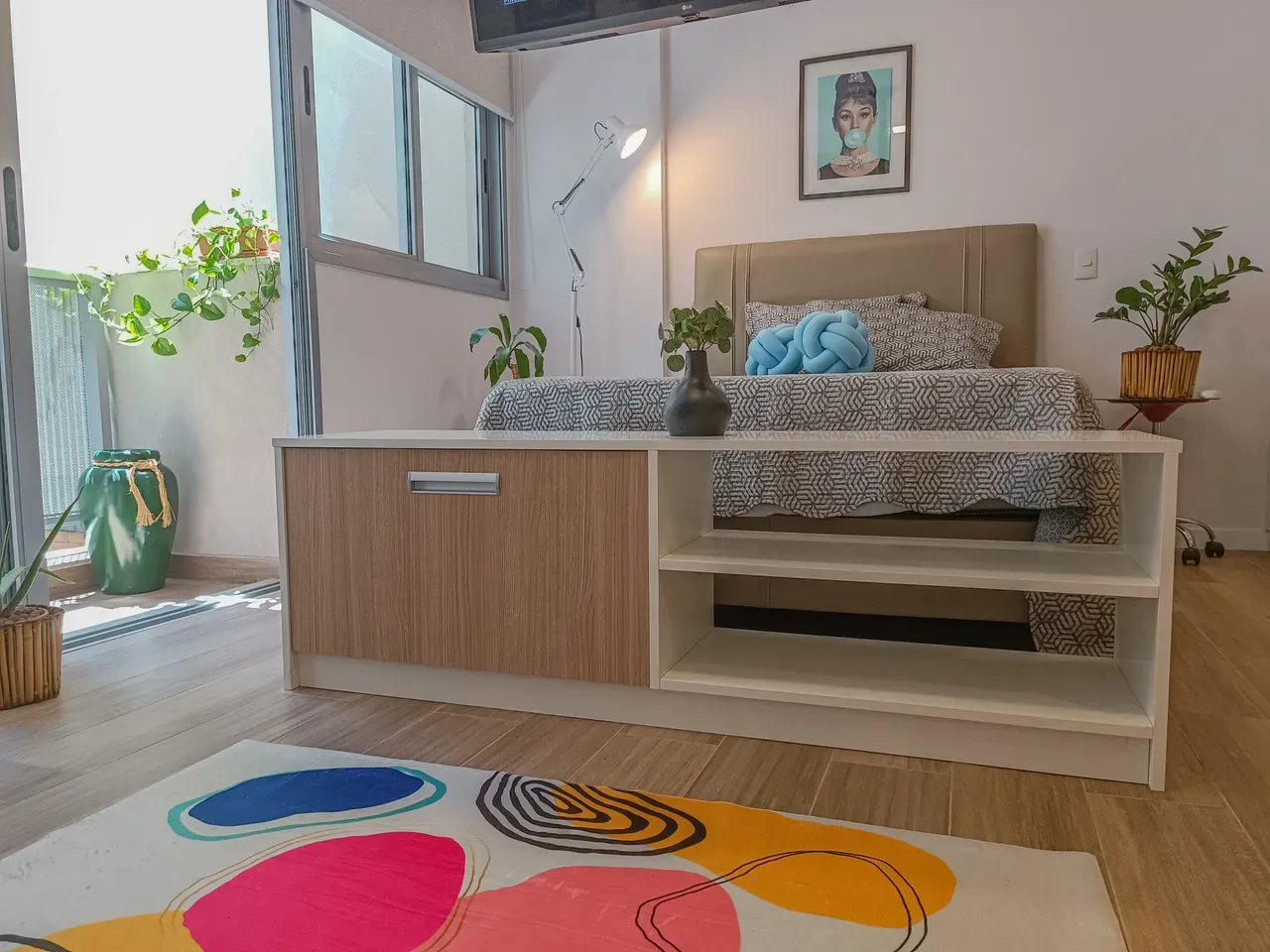 Furnished 1-bedroom apartment with open-plan kitchen — photo 4