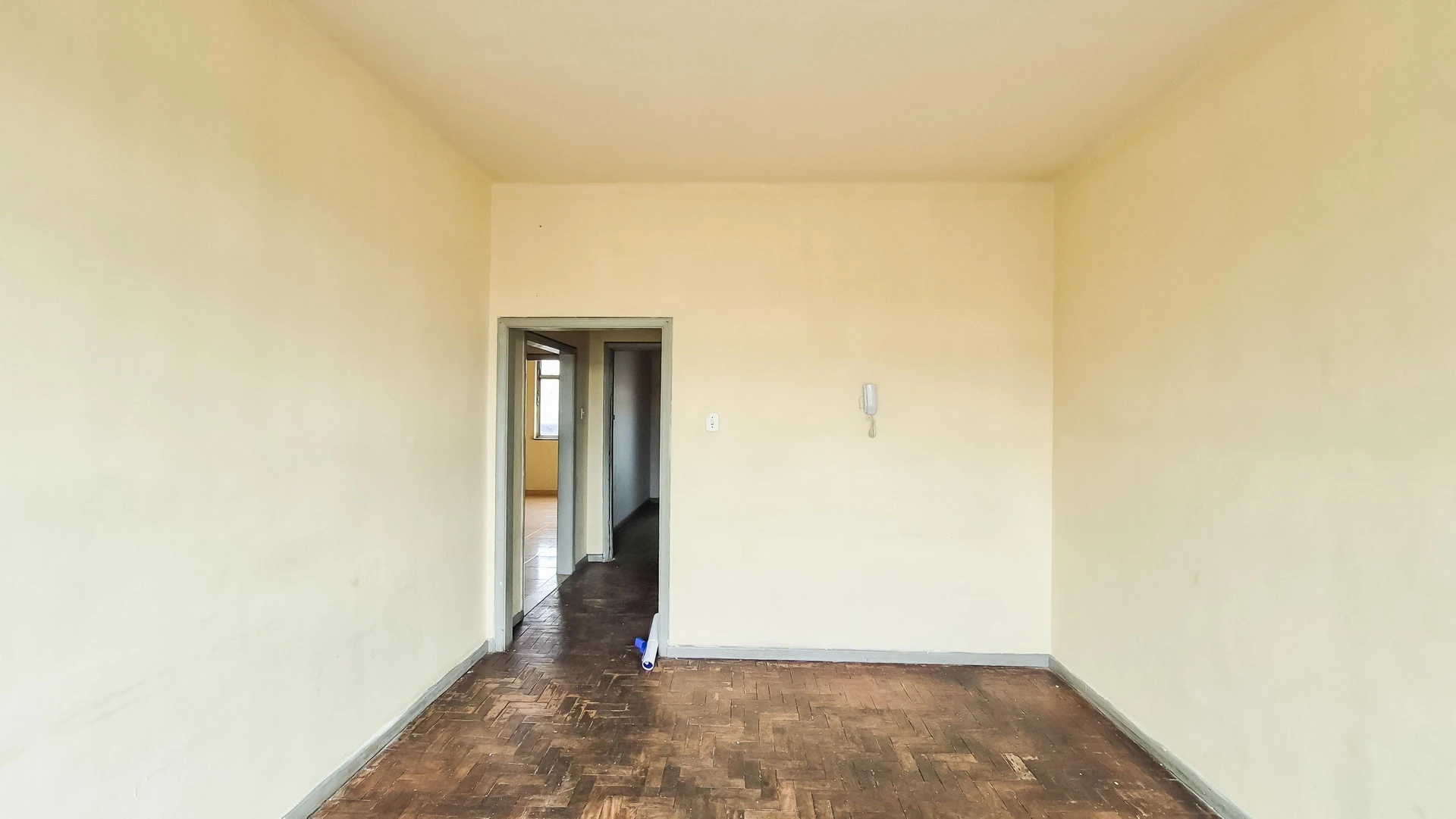 Apartment with no parking, 2 bedrooms and 1 bathroom — photo 37