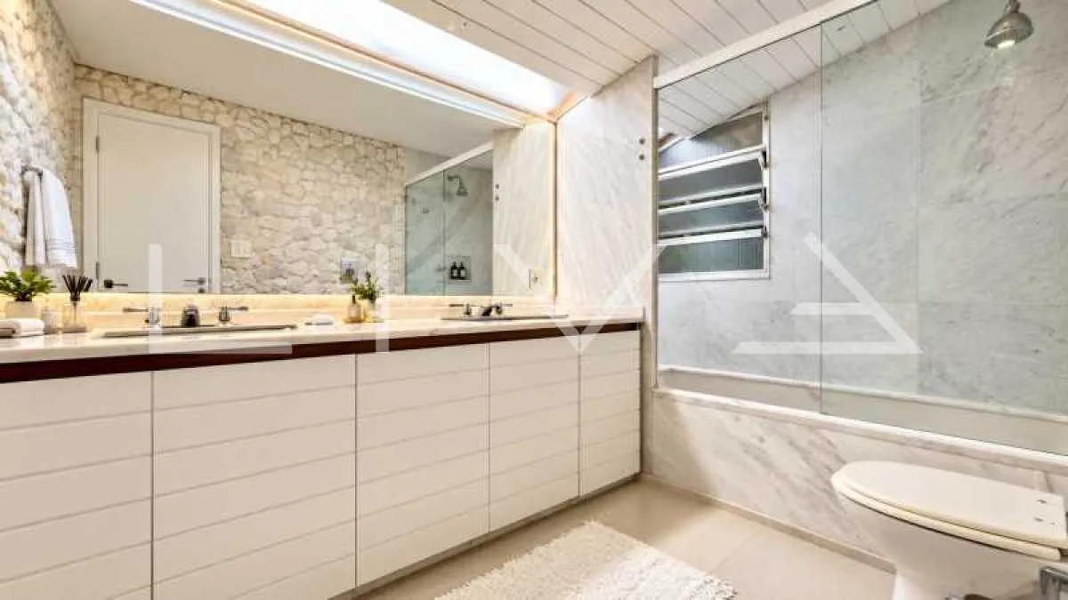 178 m² apartment with a bathtub and a water view — photo 10