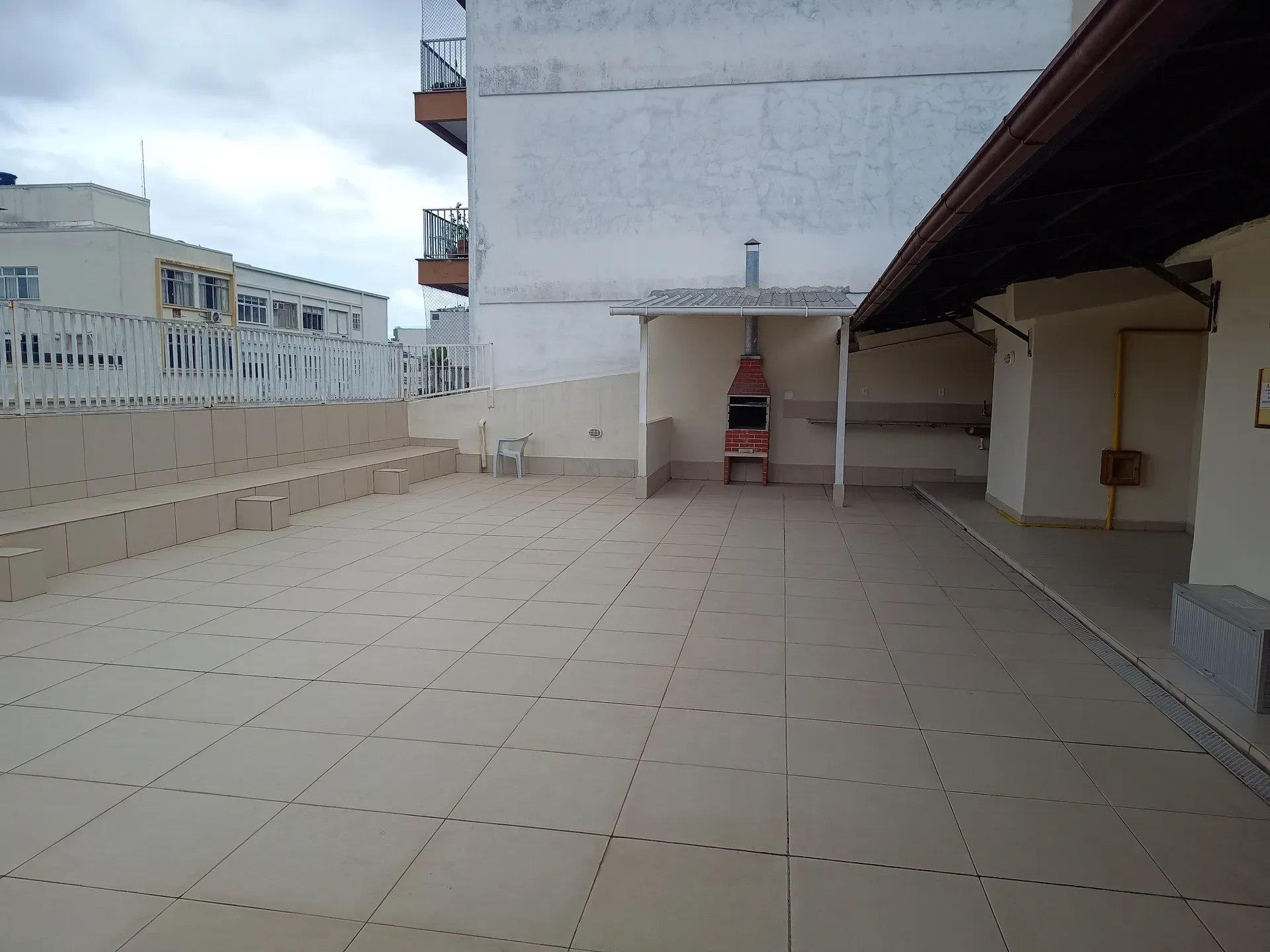 Balcony with a grill in a one-bedroom apartment, 30 m² — photo 32