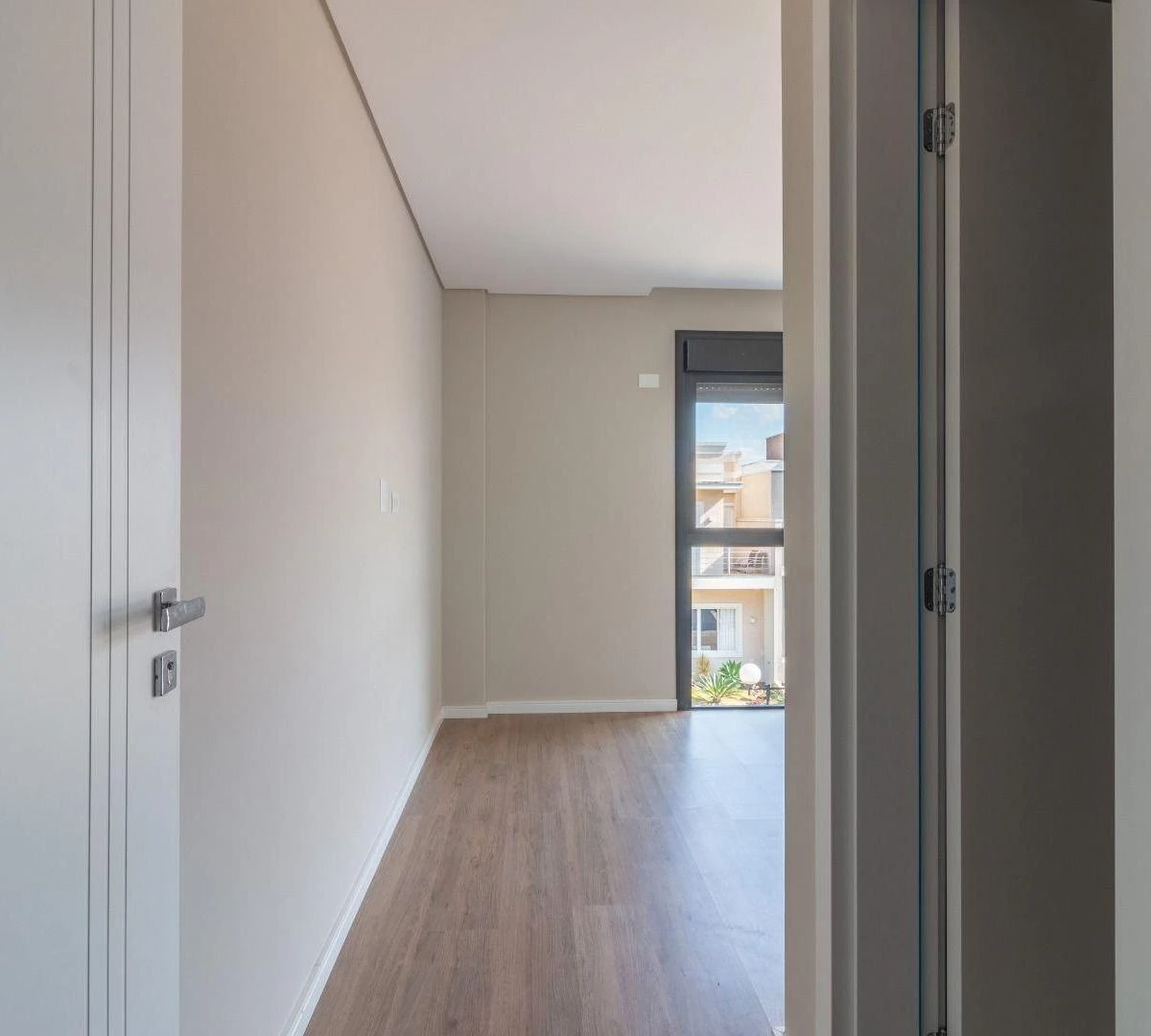 Modern house with 4 en-suite bedrooms and 6 parking spots — photo 5
