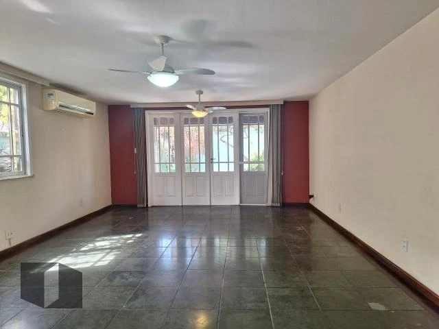Condominium house with 4 bedrooms and 3 bathrooms — photo 17