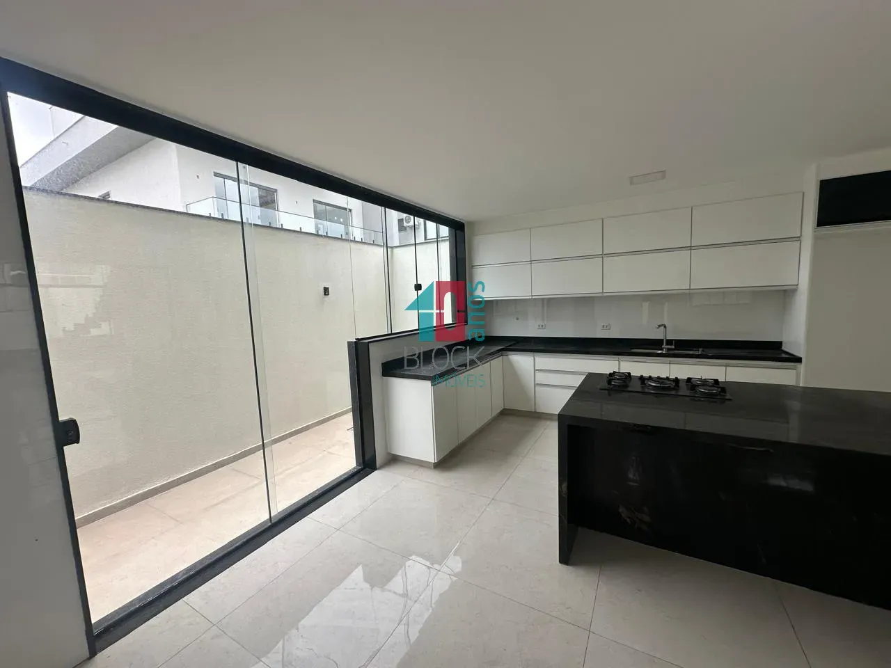 Condominium house with 5 en-suites and open-plan kitchen — photo 13
